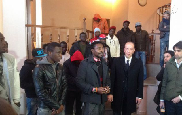 Con i ''lupi'' dentro il centro rifugiati di Mercogliano/VIDEO