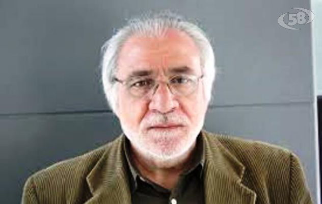 Lioni, fiamme davanti al portone del sindaco 