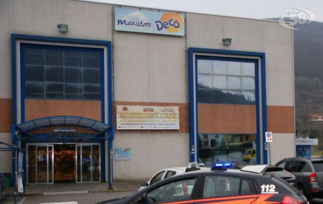 Colpo al supermercato, scassinata la cassa