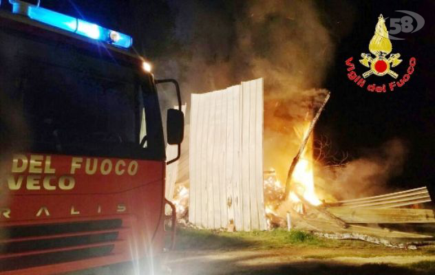 Fienile e attrezzi agricoli in fiamme, paura nella notte a Gesualdo