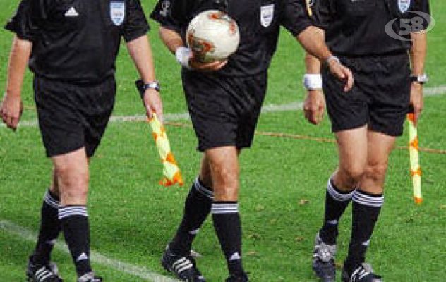 Giocatori mandano l'arbitro in ospedale: rissa durante la partita