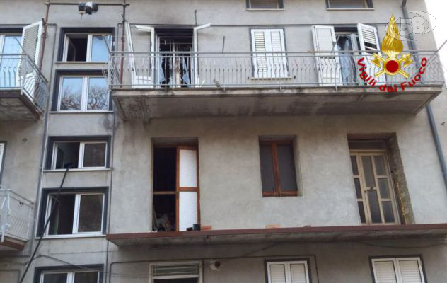 Fuga di gas, bombola esplode in casa: un ferito grave