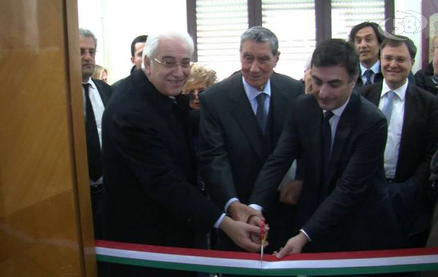 Mancino regala 4000 libri alla Biblioteca Provinciale. Taglio del nastro. Gambacorta ringrazia