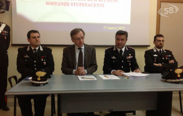 Colpo allo spaccio, vendevano erba mischiata con metadone, eroina e acido di batteria/VIDEO