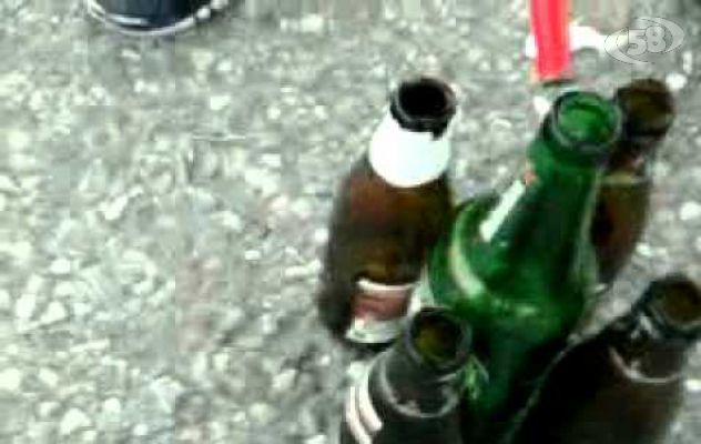Minorenni ubriachi si divertono a lanciare bottiglie contro i passanti
