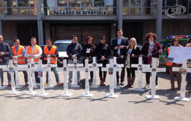 Strage Bus Monteforte, croci bianche e catene/VIDEO. I familiari chiedono giustizia