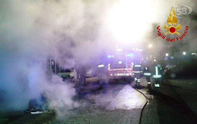 A fuoco auto in transito, paura a Pianodardine