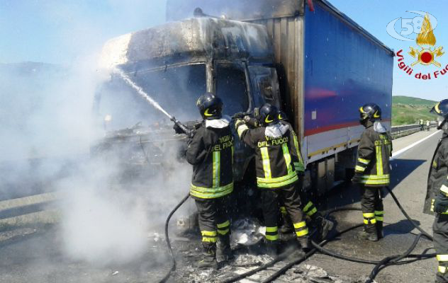 Lacedonia, autocarro in fiamme lungo l'autostrada