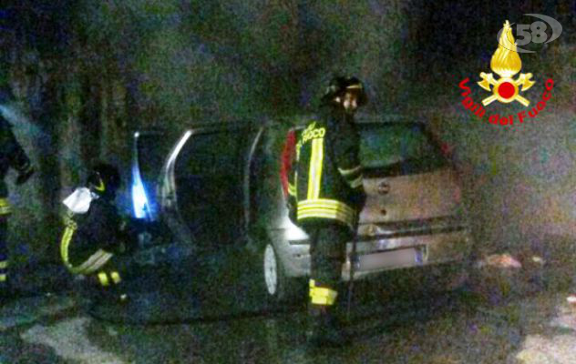 Auto in fiamme nel quartiere S.Tommaso, proprietario ferito