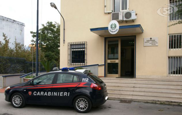 Sorpreso con tre coltelli in auto: 40enne nei guai