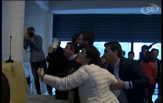 Pd, quando la rissa funziona/VIDEO. Candidati, tutto da rifare: si decide a Napoli