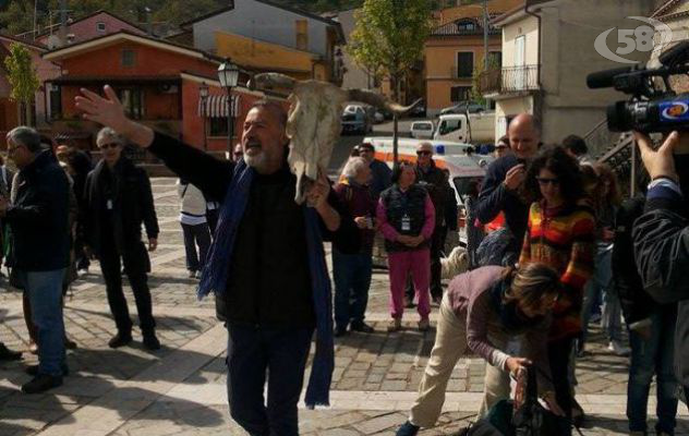 VIDEO/Passeggiata ''ecopaesologica'' a Castel Baronia. Arminio: ''Il futuro è con la terra''