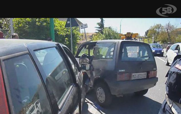 FOTO/Incidente in Contrada Manna, due auto coinvolte: tre feriti/VIDEO