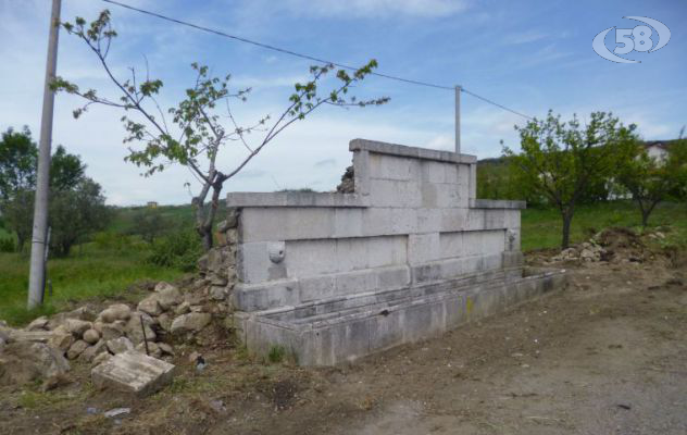 VIDEO/Ariano, dal degrado alla luce: torna a risplendere la fontana di contrada Scarnecchia
