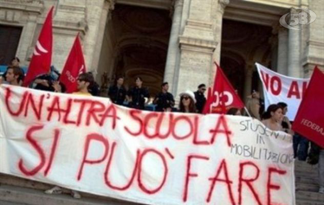 Scuola, studenti e insegnanti in piazza. Giordano: il Governo ci ripensi