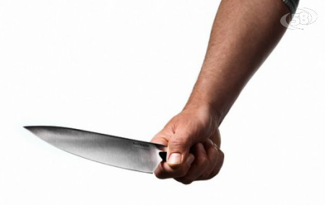 Ariano, tira fuori il coltello e minaccia: 50enne denunciato