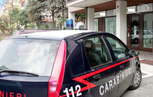 Parcheggiatori abusivi minacciano automobilista, denunciati per tentata estorsione