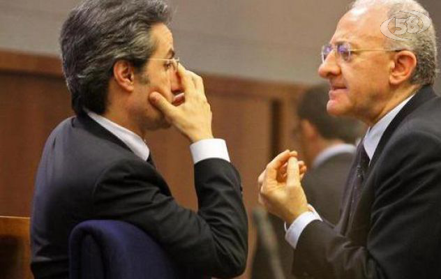 Nuovo sondaggio, De Luca e Caldoro alla pari: boom Cinquestelle