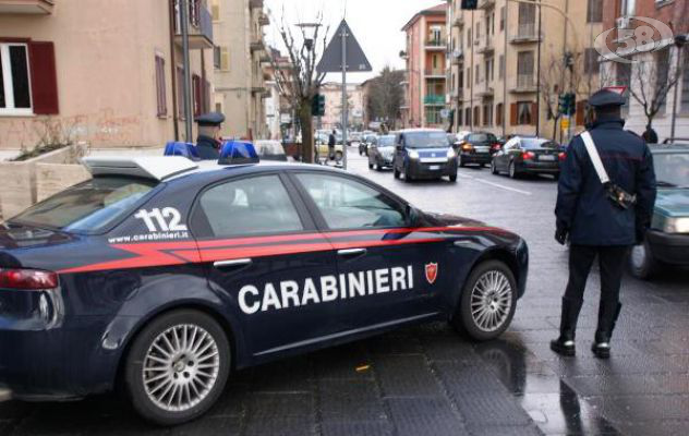 Provoca un incidente e poi aggredisce i Carabinieri, un arresto
