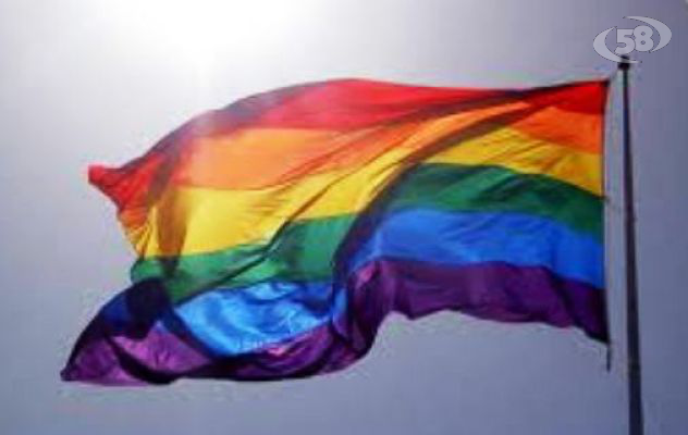 Contro l'omofobia, in Piazza del Popolo si innalza la bandiera arcobaleno