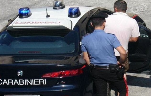 Vuole spaccargli la testa con una pietra: arrestato