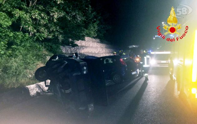 Scontro sull'Ofantina/VIDEO. Auto si ribalta: due feriti