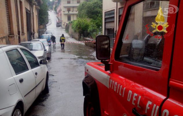 Disabile resta impantanata in una pozzanghera: liberata dai Vigili del Fuoco
