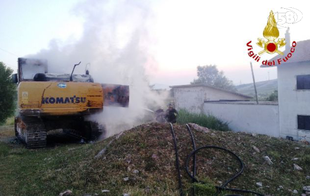 Bisaccia, escavatore in fiamme in contrada Serroni