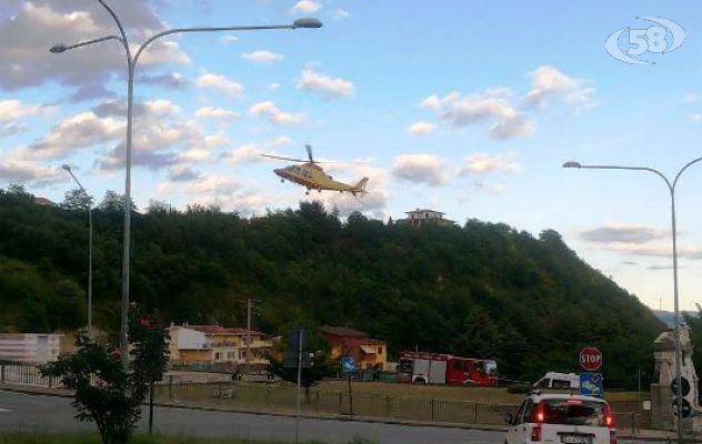 Cade da un albero, trasferita in eliambulanza a Napoli