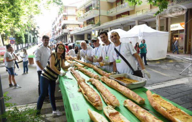 Un panino lungo 4 chilometri/VIDEO. Mercogliano conquista il guiness ed entra nella storia