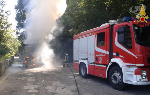 Autotreno in fiamme sulla provinciale, conducente illeso