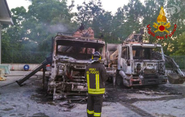 In fiamme nella notte due camion ed un escavatore