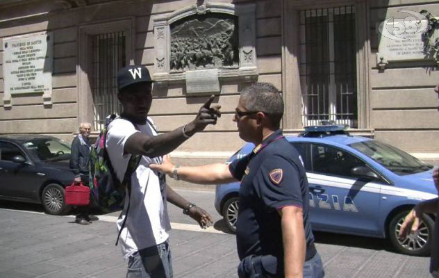 ''Andate a lavorare'', ''criminale'': rissa sfiorata tra africani/VIDEO. Ramadan, musulmani in sit-in