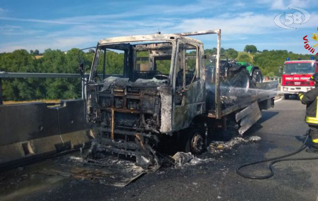 Caposele, deposito agricolo in fiamme. Camion a fuoco sull'A16