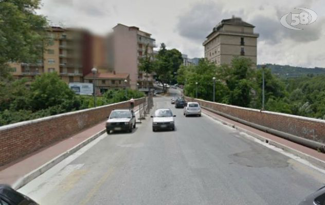 27enne si lancia dal ponte della Ferriera: soccorsi inutili