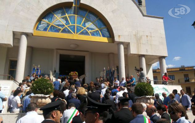 Sturno, l'ultimo saluto ad Aurelio Cangero: un paese in lacrime