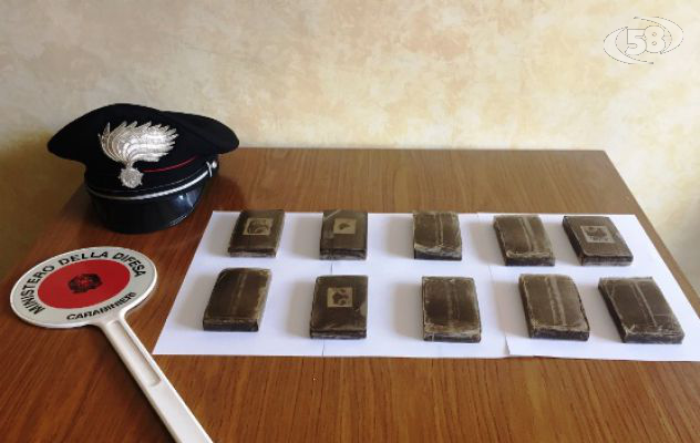 In auto con la figlioletta e un chilo di hashish: arrestato