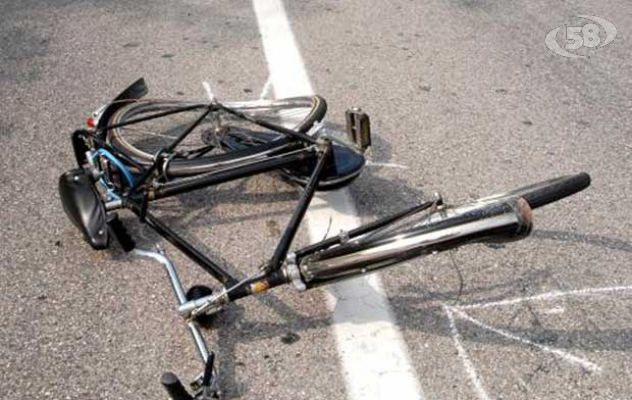 Ciclista 17enne investito da un'auto finisce in ospedale
