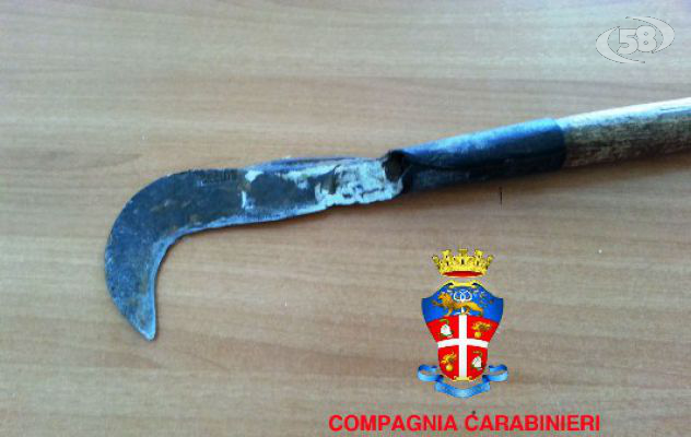 Operatore ecologico minacciato con una roncola, una denuncia