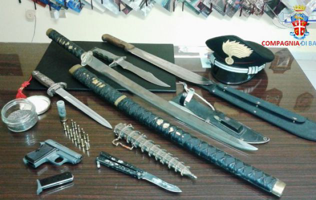 Coltelli, pugnali e una spada: due persone in manette