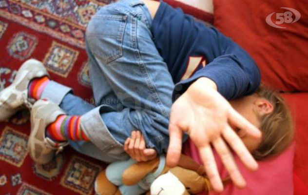 Maltrattamenti in un asilo: percosse e offese. Allontanata una maestra