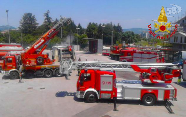 Compattatore di rifiuti in fiamme, ore di lavoro per i Vigili del Fuoco