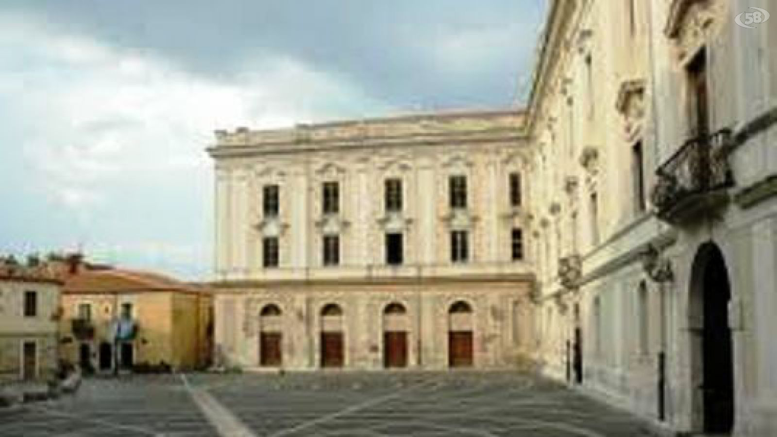 università