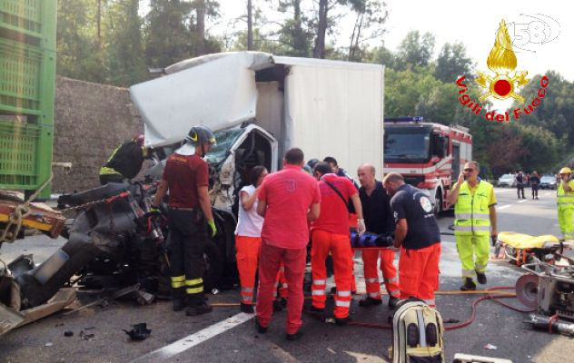 Scontro tra auto e tir, autista soccorso con l'eliambulanza. Autostrada bloccata/FOTO