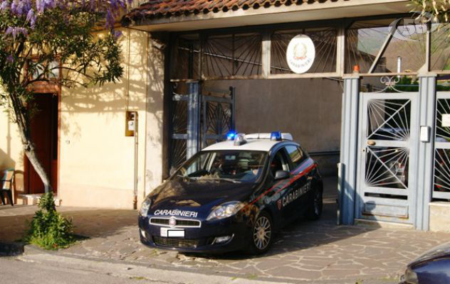 Minaccia la vicina staccando la testa ad una gallina: denunciato