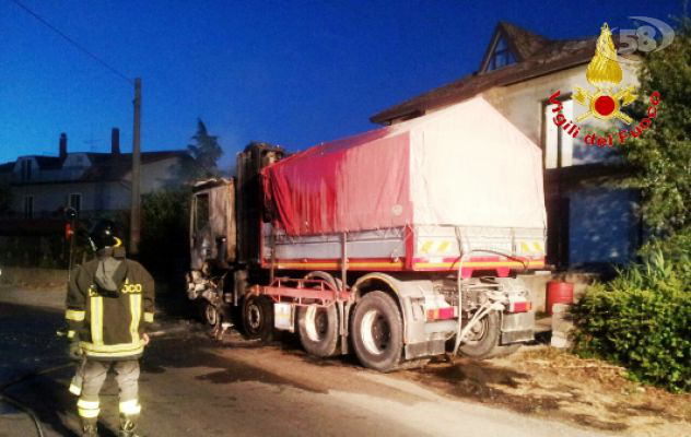 Bisaccia, camion a fuoco in via Pirone